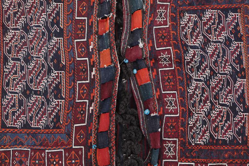 Antique Bakhtiari wool Saddlebag 4'5"x3'2"
